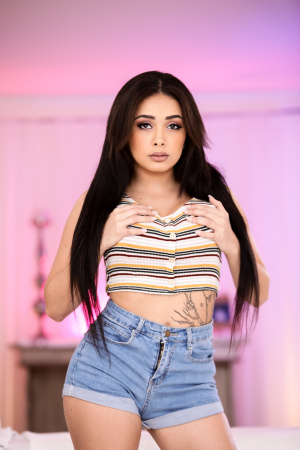 Gorgeous Aaliyah Hadid shows her amazing curves on camera