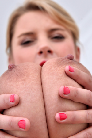 Czech gem Katarina Hartlova strips on camera