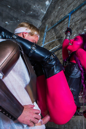 Martian Alessa Savage enjoys human's dick