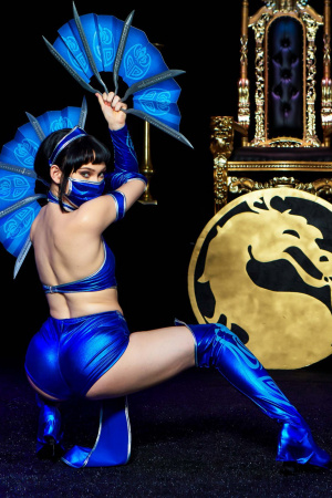 Aria Alexander performes fatality on Johnny Cage