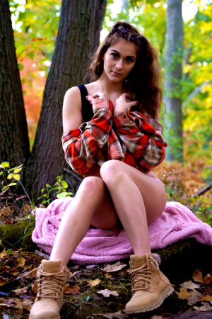 Amateur model Whipped Creamy goes nude in the woods