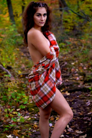 Amateur model Whipped Creamy goes nude in the woods