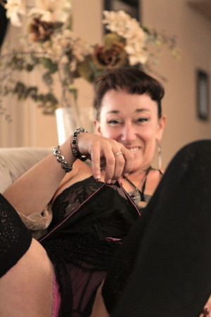 American milf Sugar Sweet pleasures vagina with her fingers and vibrating toy