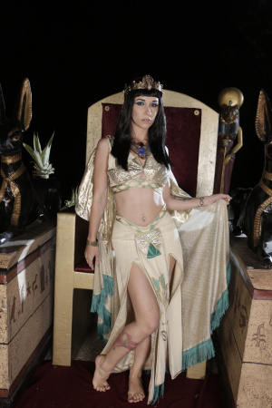 Egyptian queen Stevie Shae has a session of godlike sex