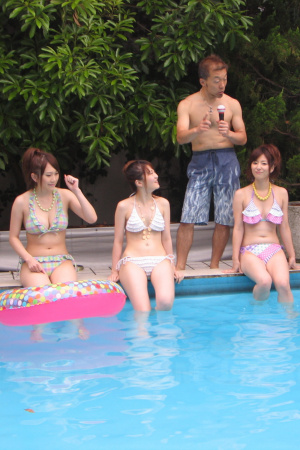 Japanese babes give awesome blowjobs in the pool