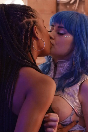 Busty Jewelz Blu and ebony Jenna Foxx lesbian sex