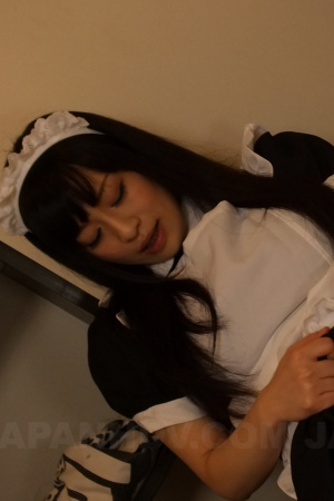 Maid Yui Kyouno tries new sex toy