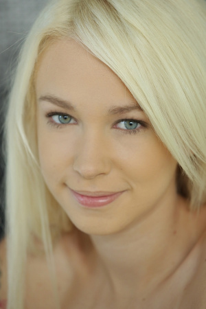 Blonde beauty Arteya enjoys a sex toy