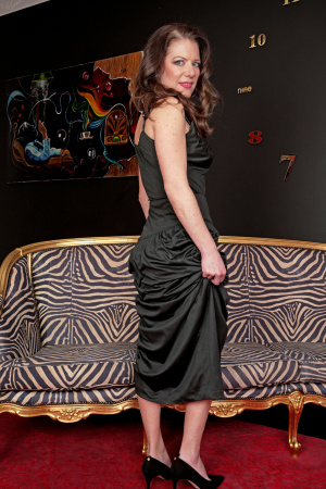 MILF brunette Amanda Blake caresses herself on camera