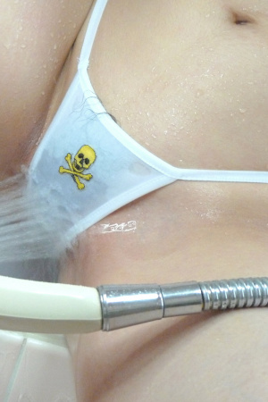 Japanese Star Kaede Kyomoto masturbates with shower