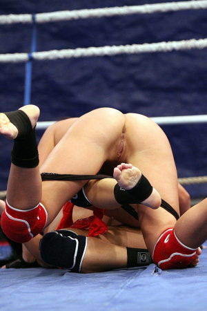 Horny Rosee and Nilla eagerly lick pussies in the ring