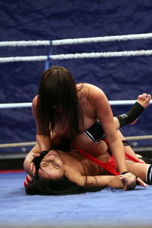 Horny Rosee and Nilla eagerly lick pussies in the ring