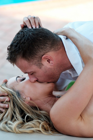 Sexy MILF Brandi Love seduces hot waiter