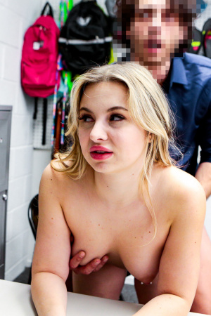 Thief Aria Banks let the officer fuck her