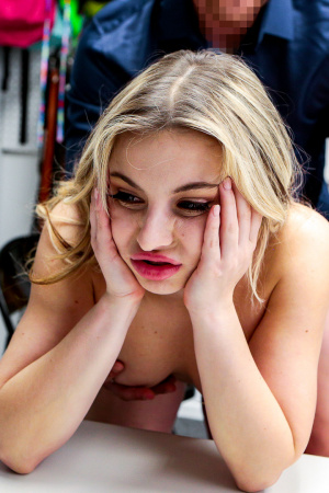 Thief Aria Banks let the officer fuck her