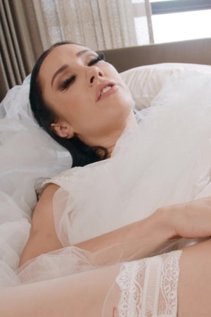 Bride Jasmin Luv cheats on groom and gets a load