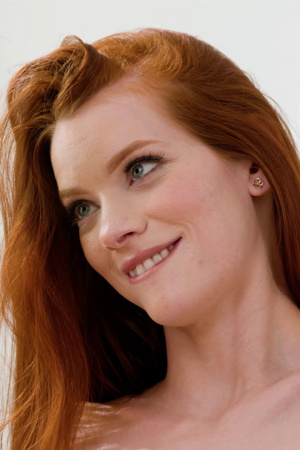 Redhead Erin Everheart fucks hot masseuse Kenna James' pussy