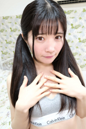 Petite Japanese woman Ringo Fujii shows off her body