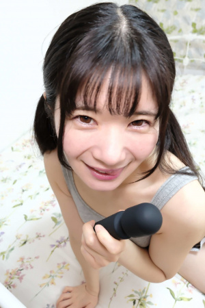 Petite Japanese woman Ringo Fujii shows off her body