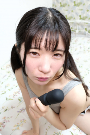 Petite Japanese woman Ringo Fujii shows off her body