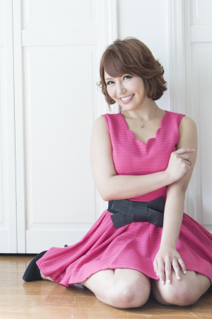 Cougar MILF Mio Hutaba caresses herself