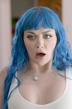 Busty Jewelz Blu fucks roommate Gizelle Blanco's cunt