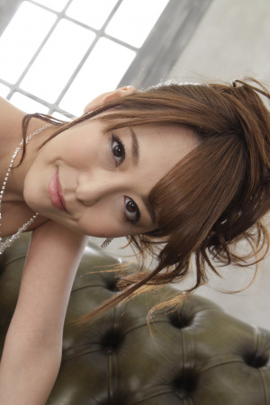 Busty Japanese woman Akari Asagiri shows off her body