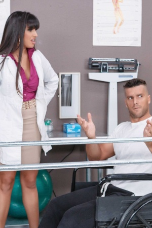 Doctora cachonda Mercedes Carrera se folla al paciente en el consultorio