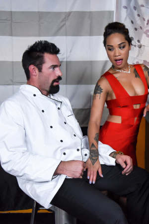 Honey Gold serves the chef with her pussy & tastes his cum