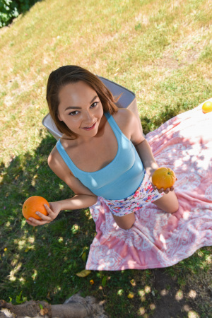 Sabrina Rey fell into oranges and help from her lover arrived in the form of sweet sex